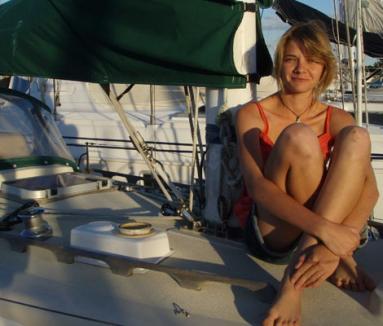 A înconjurat lumea pe apă, singură, la 16 ani