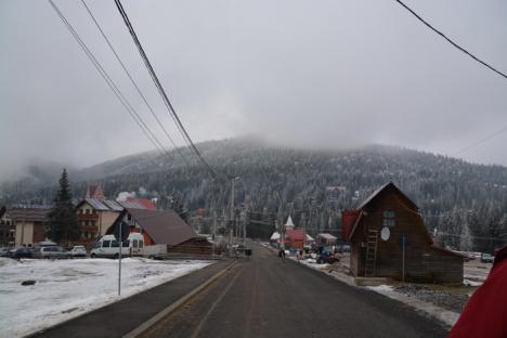 Serbările Zăpezii sunt în toi la Vârtop, dar fără prea multă zăpadă (FOTO)