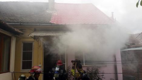 Incendiu pe Primăriei: O casă în care dormeau o mămică şi copilul ei de trei ani a luat foc de la un TV stricat (FOTO/VIDEO)