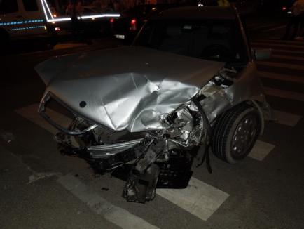 Trei dintr-o lovitură: Maşina unui echipaj de ştiri şi încă un autoturism, spulberate de un Mercedes (FOTO / VIDEO)