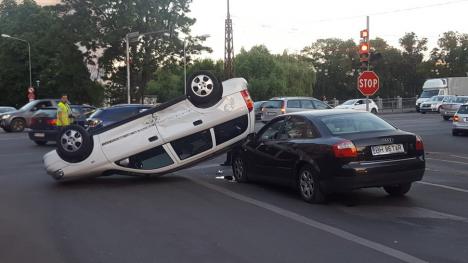 Accident cu 3 mașini pe Magheru: Un Opel izbit de un altul s-a răsturnat peste un Audi! (FOTO / VIDEO)