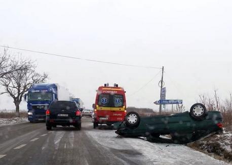 Renault răsturnat cu roţile în sus pe drumul de Nojorid