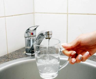 Instituţiile şi restaurantele ar putea fi obligate să ofere gratuit apă de la robinet!