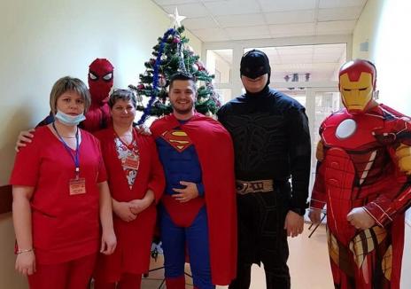Deghizaţi în Superman, Batman, Iron Man şi Spider Man, poliţiştii rutieri din Oradea au dus cadouri copiilor internaţi în Spitalul Municipal (FOTO)