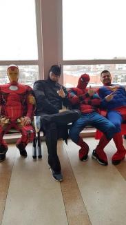 Deghizaţi în Superman, Batman, Iron Man şi Spider Man, poliţiştii rutieri din Oradea au dus cadouri copiilor internaţi în Spitalul Municipal (FOTO)