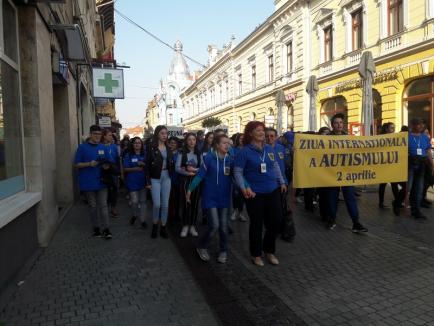 Marş în centrul Oradiei, de Ziua Internaţională de Conştientizare a Autismului (FOTO)