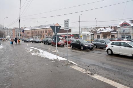 Atenţie, pietoni! Primăria Oradea a desfiinţat una dintre trecerile de pietoni de lângă Biserica Emanuel (FOTO)