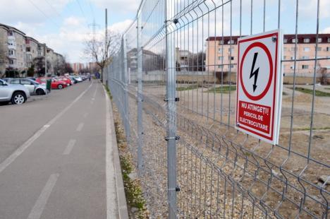 (Electro)şoc şi groază! Lidl şi-a înconjurat cu gard electric terenul din strada Oneştilor din Oradea. UPDATE: Compania zice că nu e niciun pericol (FOTO)