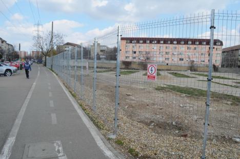 (Electro)şoc şi groază! Lidl şi-a înconjurat cu gard electric terenul din strada Oneştilor din Oradea. UPDATE: Compania zice că nu e niciun pericol (FOTO)