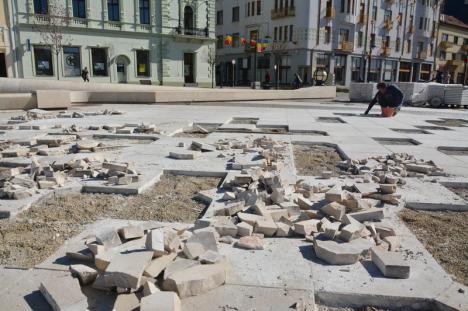 Piaţa Unirii din Oradea, 'în service': Constructorii înlocuiesc dalele crăpate (FOTO)