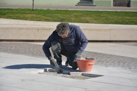 Piaţa Unirii din Oradea, 'în service': Constructorii înlocuiesc dalele crăpate (FOTO)