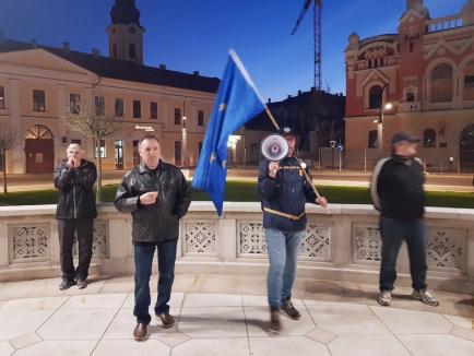 Jos clanul Dragnea! 30 de orădeni au protestat în Piaţa Unirii împotriva modificării legilor justiţiei (FOTO/VIDEO)