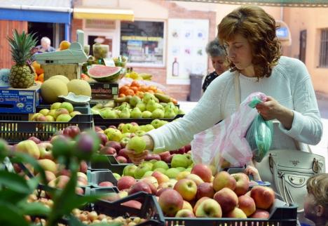 Controale în pieţe: 18 tone de fructe şi legume au fost retrase de la comercializare