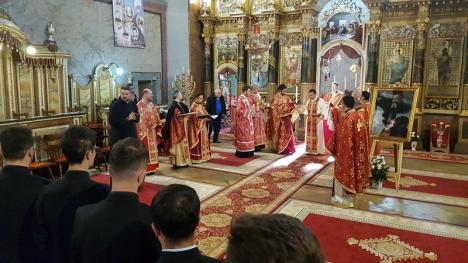 Joia Mare. Vicarul greco-catolic Mihai Vătămănelu a spălat şi sărutat picioarele a 12 seminarişti după exemplul lui Iisus (FOTO / VIDEO)