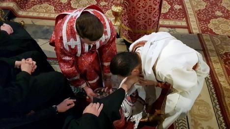 Joia Mare. Vicarul greco-catolic Mihai Vătămănelu a spălat şi sărutat picioarele a 12 seminarişti după exemplul lui Iisus (FOTO / VIDEO)