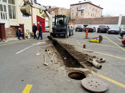 Evitaţi! Parcarea din curtea Primăriei Oradea a fost spartă pentru înlocuirea canalizării (FOTO)