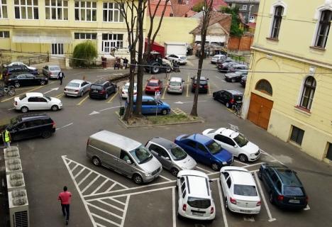 Evitaţi! Parcarea din curtea Primăriei Oradea a fost spartă pentru înlocuirea canalizării (FOTO)