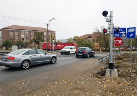 În sfârşit! Constructorii au început semaforizarea trecerii de cale ferată din strada Uzinelor