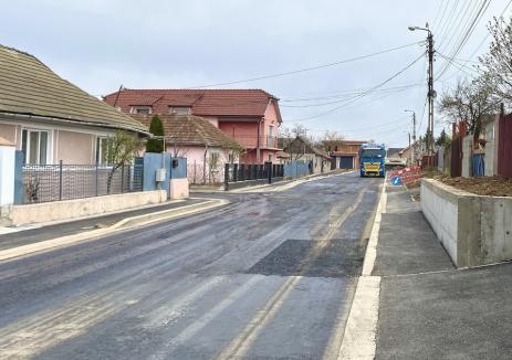 Drumarii municipalităţii asfaltează strada Caporal Constantin Muşat din cartierul Tineretului (FOTO)
