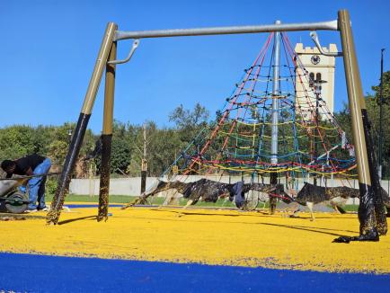 Amenajarea Parcului Rectorului din cartierul Episcopia Bihor se apropie de finalizare (FOTO)