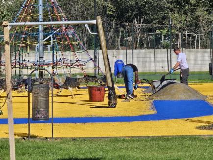 Amenajarea Parcului Rectorului din cartierul Episcopia Bihor se apropie de finalizare (FOTO)