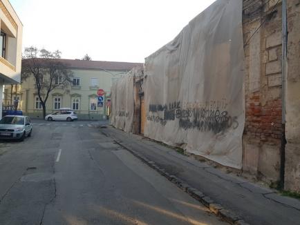 O clădire din strada Jean Calvin din Oradea, pericol pentru trecători! Imobilul aparţine fraţilor Micula (FOTO)