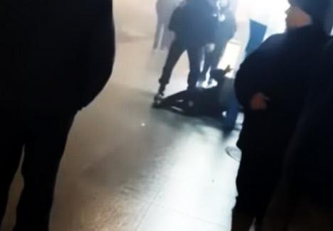 'Te rup în două!' Jandarm filmat în gara Cluj în timp izbeşte cu piciorul un bărbat căzut (VIDEO)