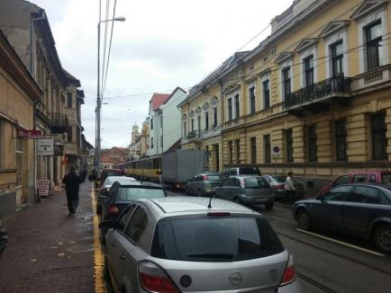 Traficul auto în centrul Oradiei, paralizat de o mașină parcată pe strada Primăriei în gabaritul tramvaiului (FOTO)