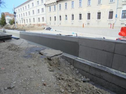 Pasajul subteran din Bulevardul Magheru este realizat în proporţie de 65%. Au fost aduse o parte din grinzile care-l vor acoperi (FOTO)