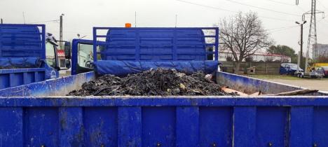 Angajații Companiei de Apă Oradea au scos o remorcă de gunoaie din canalizarea colmatată din strada Sovata (FOTO)
