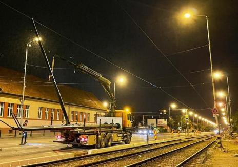 Totuși, se poate! Constructorii au montat peste noapte 16 stâlpi de iluminat în bulevardul Nufărul – Cantemir ca să nu afecteze traficul (FOTO / VIDEO)