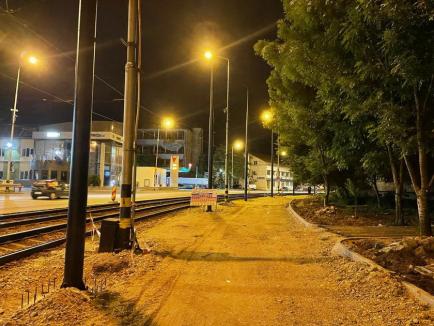 Totuși, se poate! Constructorii au montat peste noapte 16 stâlpi de iluminat în bulevardul Nufărul – Cantemir ca să nu afecteze traficul (FOTO / VIDEO)