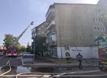 Incendiu violent într-un bloc din Oradea! Flăcările au cuprins şi acoperişul imobilului (FOTO / VIDEO)