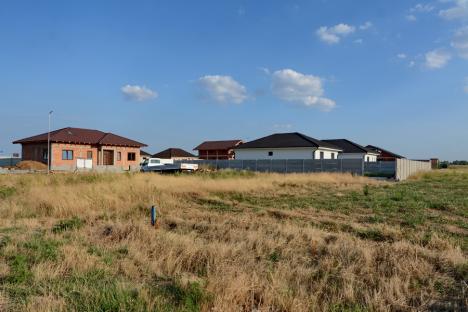 Locuitorii noului cartier dinspre Sântandrei riscă să îşi vadă casele demolate pentru viitorul drum expres Oradea - Arad (FOTO)