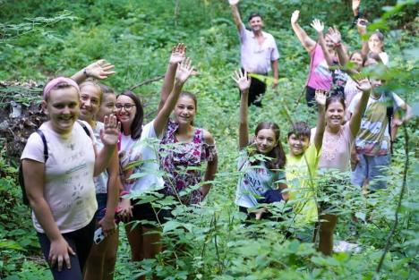 'Oameni, plante şi poveşti vindecătoare'. Tabără de vară pe teme botanice pentru copiii din Căbeşti (FOTO)