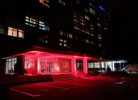 Ziua siguranţei pacientului. Intrările de la Spitalul Municipal şi Maternitatea Oradea au fost iluminate în portocaliu (FOTO)