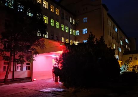Ziua siguranţei pacientului. Intrările de la Spitalul Municipal şi Maternitatea Oradea au fost iluminate în portocaliu (FOTO)