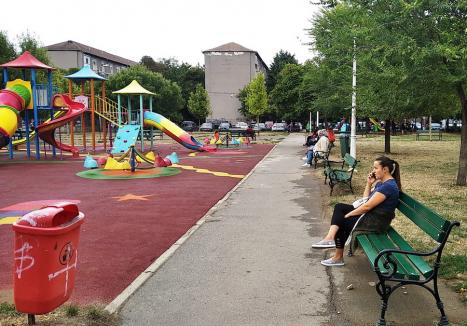 Parcurile Seleuş şi Onisifor Ghibu din Oradea au 90 de bănci noi pentru odihnă