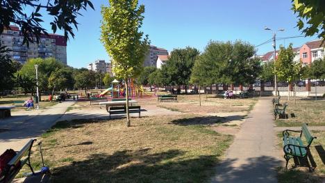 Parcurile Seleuş şi Onisifor Ghibu din Oradea au 90 de bănci noi pentru odihnă