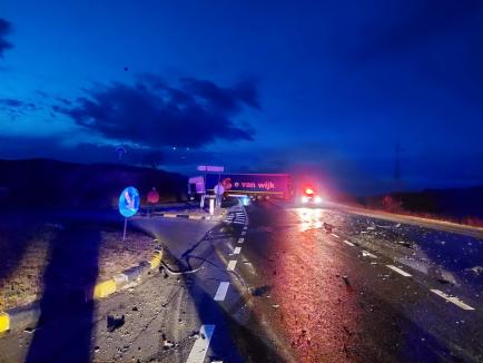 Accident înfiorător pe drumul Oradea – Cluj. Un tânăr a rămas încarcerat după ce a intrat cu maşina sub un TIR (FOTO)