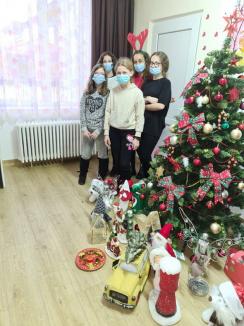 Moş Nicolae le-a dus cadouri copiilor de la Centrul de zi din Oradea (FOTO)