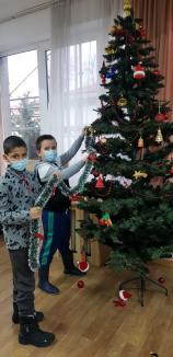 Moş Nicolae le-a dus cadouri copiilor de la Centrul de zi din Oradea (FOTO)