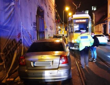 La Târgul de Crăciun Oradea, cu maşinile lăsate aiurea. Poliţiştii îi avertizează pe şoferii care parchează neregulamentar, deşi au locuri în parkingul subteran (FOTO)
