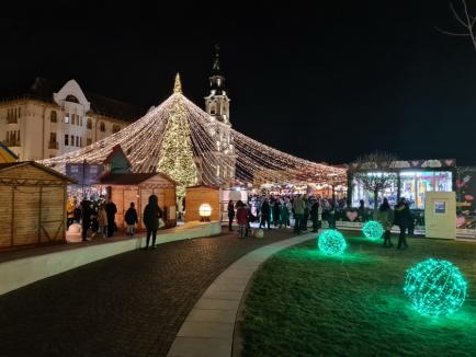 Pauză de la pandemie: Târgul de Crăciun din Oradea a adunat mii de oameni în centrul oraşului (FOTO / VIDEO)