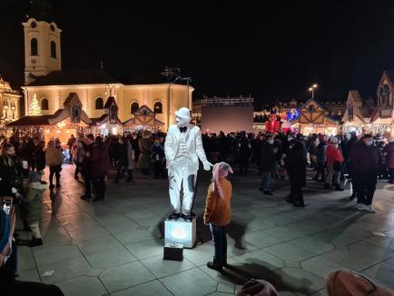 Pauză de la pandemie: Târgul de Crăciun din Oradea a adunat mii de oameni în centrul oraşului (FOTO / VIDEO)