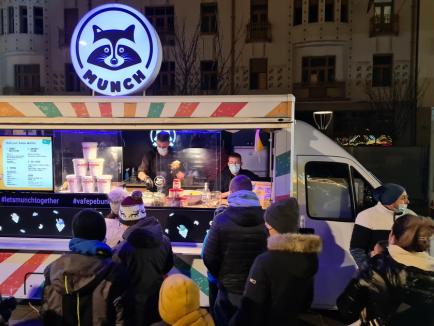 Pauză de la pandemie: Târgul de Crăciun din Oradea a adunat mii de oameni în centrul oraşului (FOTO / VIDEO)