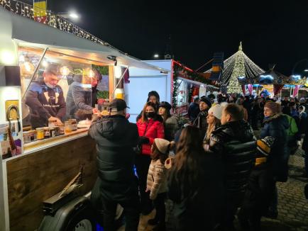 Pauză de la pandemie: Târgul de Crăciun din Oradea a adunat mii de oameni în centrul oraşului (FOTO / VIDEO)