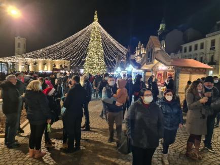 Pauză de la pandemie: Târgul de Crăciun din Oradea a adunat mii de oameni în centrul oraşului (FOTO / VIDEO)