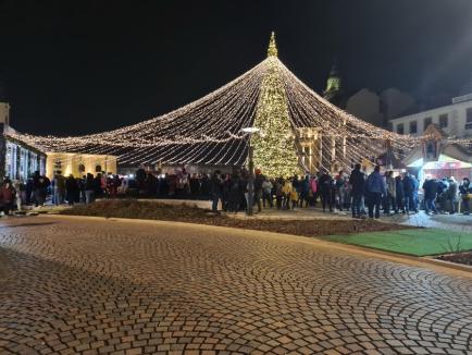 Pauză de la pandemie: Târgul de Crăciun din Oradea a adunat mii de oameni în centrul oraşului (FOTO / VIDEO)