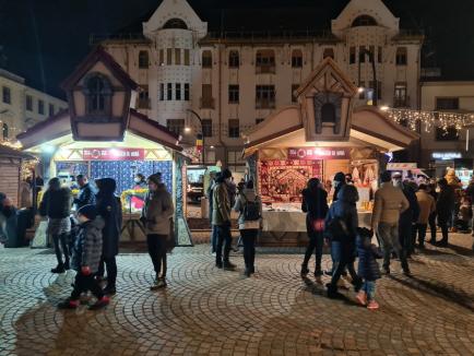 Pauză de la pandemie: Târgul de Crăciun din Oradea a adunat mii de oameni în centrul oraşului (FOTO / VIDEO)